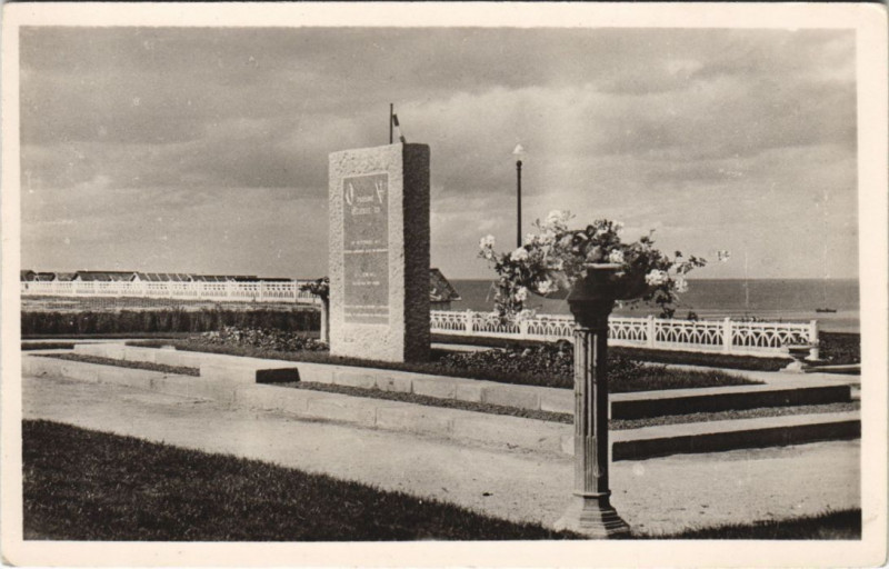 Carte postale ancienne Luc-sur-Mer Stele Commemorative à Luc-sur-Mer