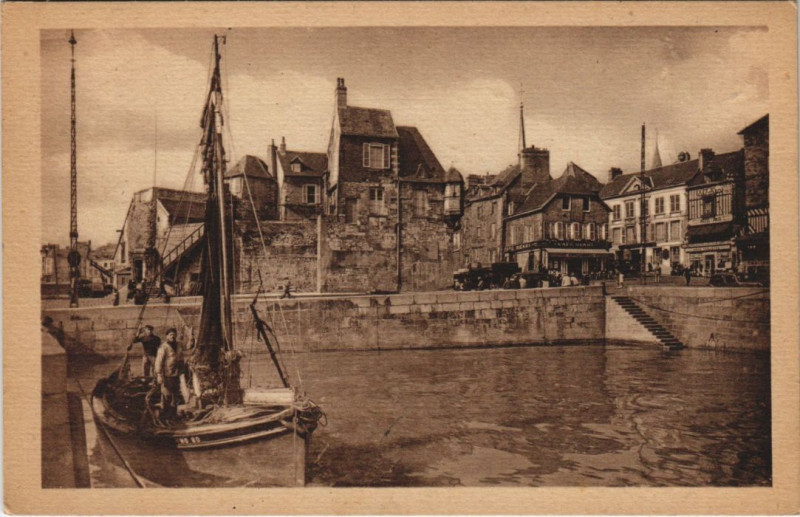 Carte postale ancienne Honfleur La Lieutenance à Honfleur