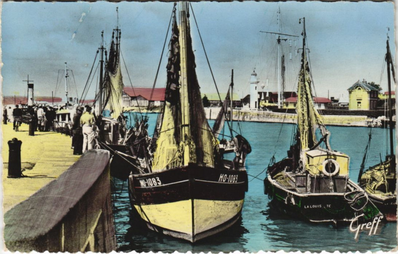 Carte postale ancienne Honfleur Le Port et le Phare à Honfleur