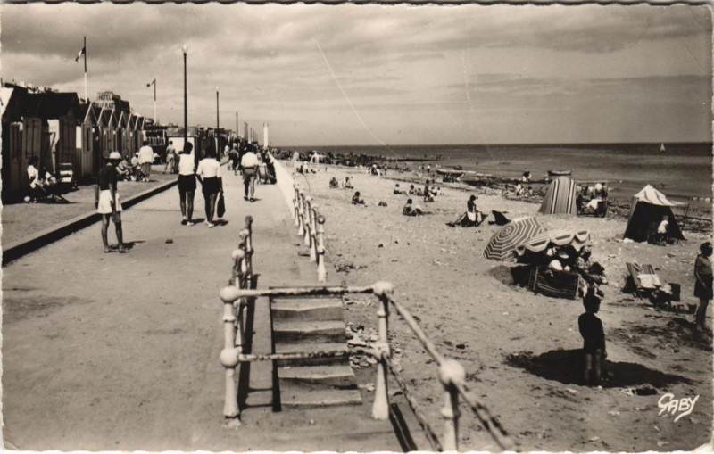 Carte postale ancienne Luc-sur-Mer La Plage à Luc-sur-Mer
