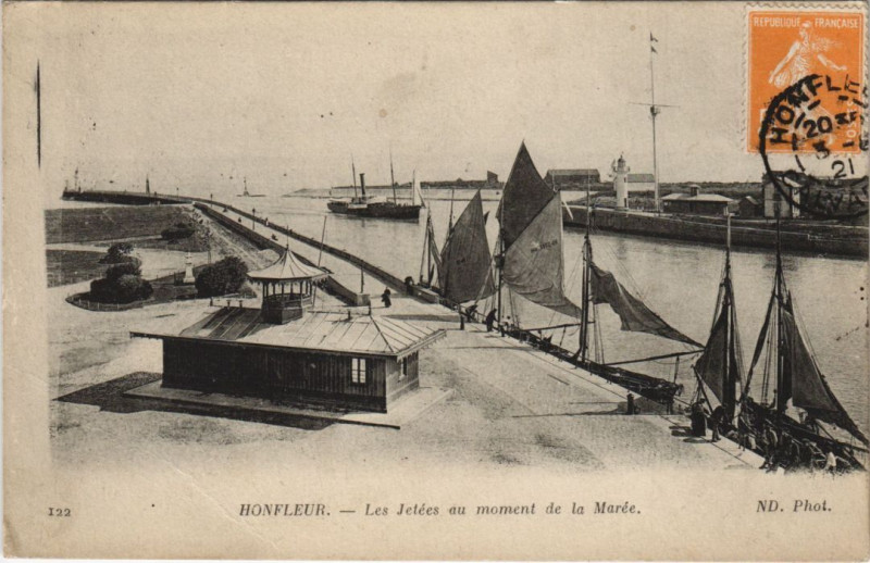 Carte postale ancienne Honfleur Les Jetees au Moment de la Maree à Honfleur