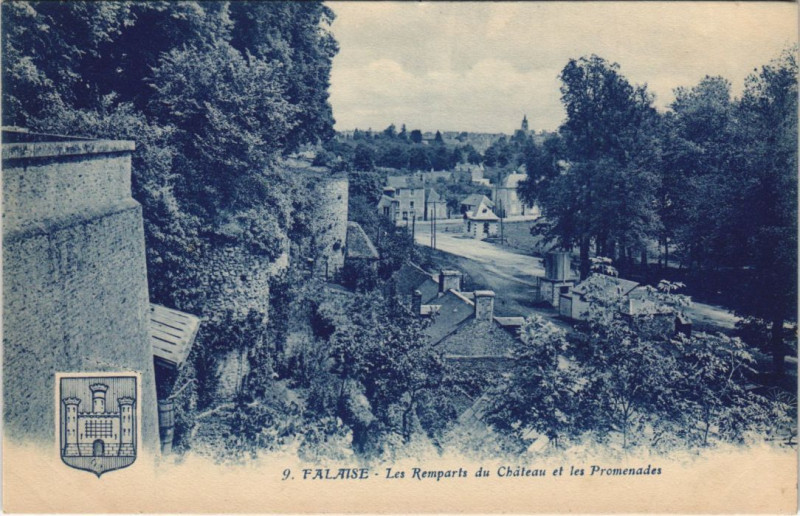 Carte postale ancienne Falaise Les Remparts du Chateau et les Promenades à Falaise