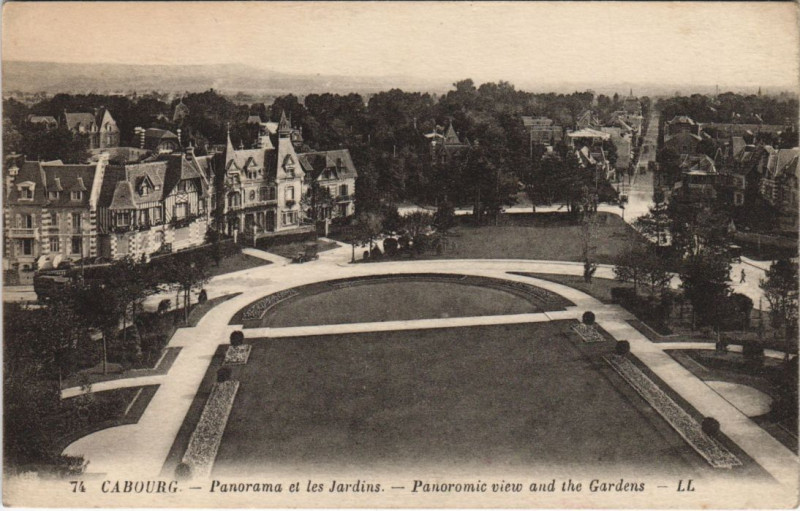 Carte postale ancienne Cabourg Panorama et les Jardins à Cabourg