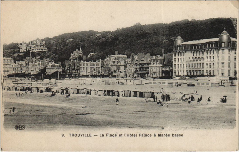Carte postale ancienne Trouville-sur-Mer La Plage et l'Hotel Palace à Trouville-sur-Mer