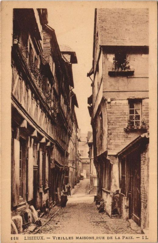 Carte postale ancienne Lisieux Vieilles Maisons - Rue de la Paix à Lisieux