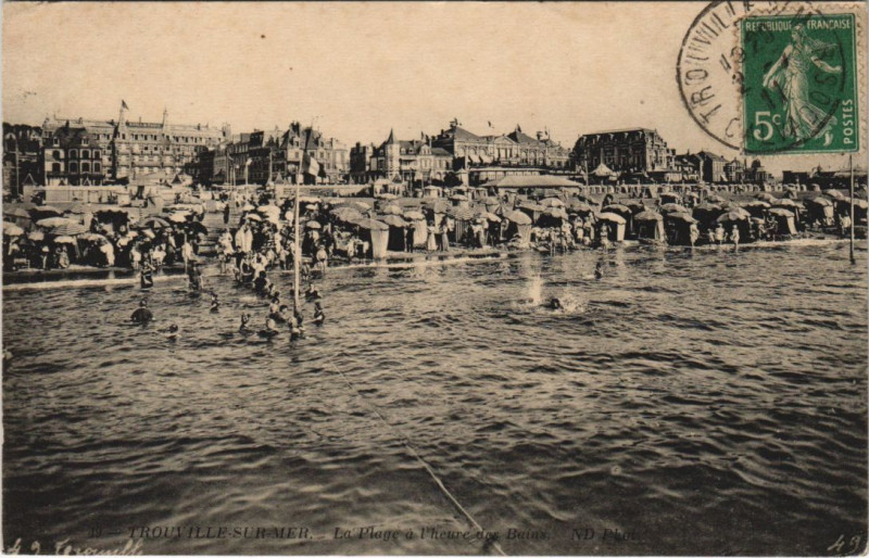 Carte postale ancienne Trouville-sur-Mer La Plage a l'Heure des Bains à Trouville-sur-Mer