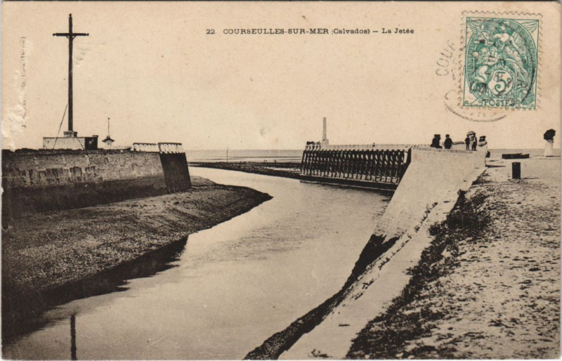 Carte postale ancienne Courseulles-sur-Mer La Jetee à Courseulles-sur-Mer