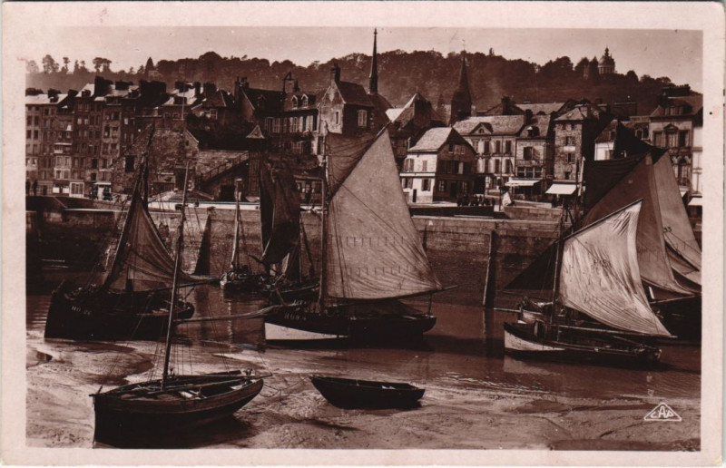 Carte postale ancienne Honfleur Le Port et la Cote de Grace à Honfleur