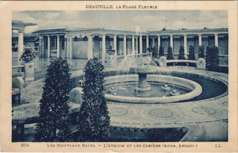 Carte postale ancienne Deauville Les Nouveaux Bains - L'Atrium et les Cabines à Deauville
