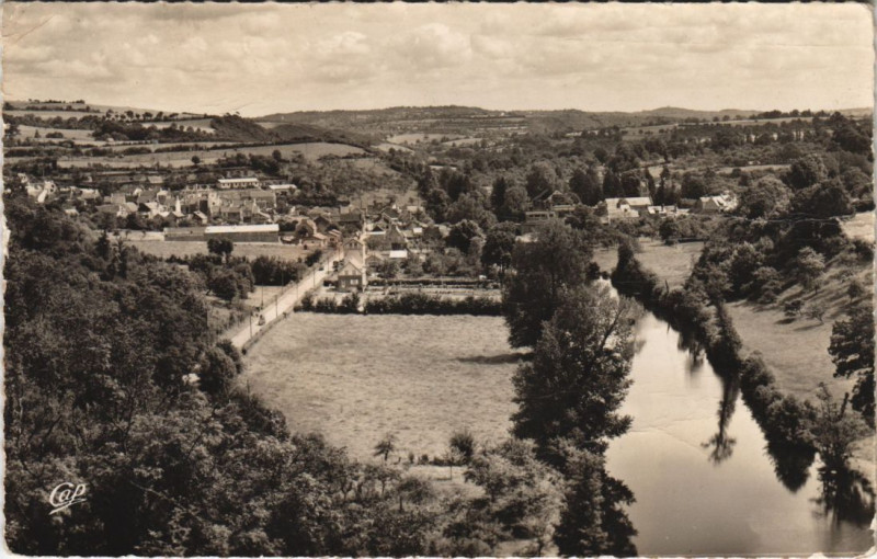 Carte postale ancienne Pont-d'Ouilly La Vallee de l'Orne à Pont-d'Ouilly