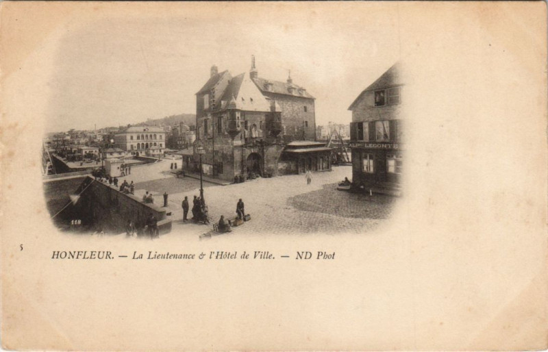 Carte postale ancienne Honfleur La Lieutenance et l'Hotel de Ville à Honfleur