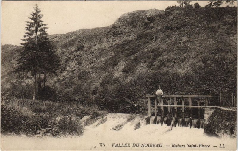 Carte postale ancienne Vallee du Noireau - Rochers Saint-Pierre