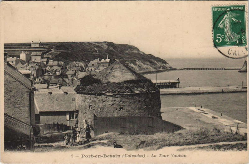 Carte postale ancienne Port-en-Bessin La Tour Vauban