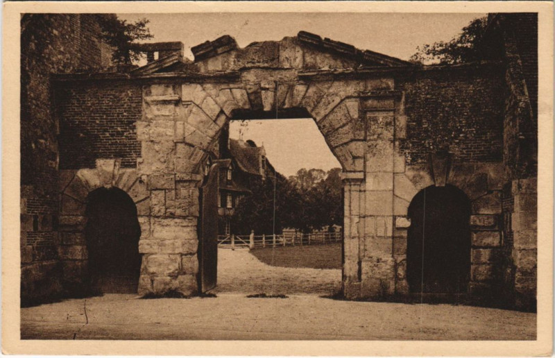 Carte postale ancienne Touques Porte et Manoir de Meautry à Touques