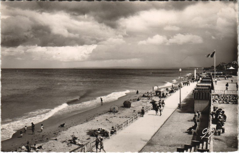 Carte postale ancienne Luc-sur-Mer La Plage a Maree Haute à Luc-sur-Mer