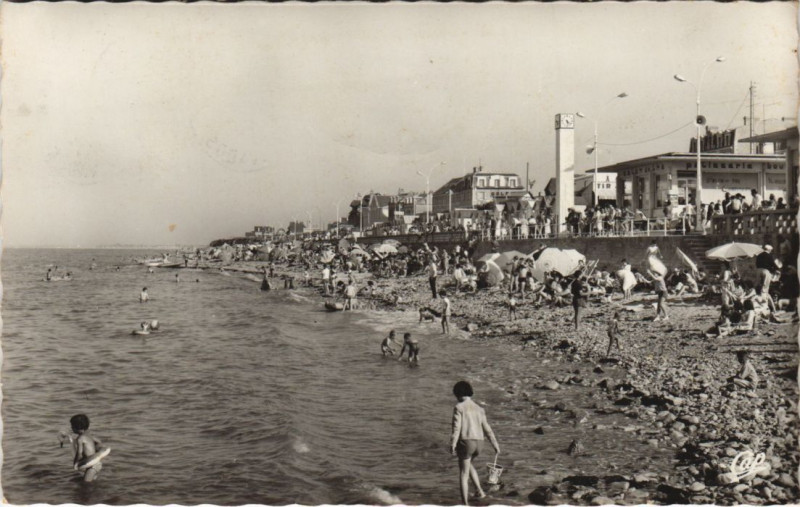Carte postale ancienne Luc-sur-Mer La Plage à Luc-sur-Mer