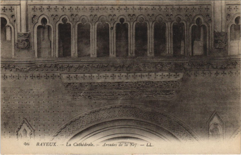 Carte postale ancienne Bayeux La Cathedrale - Arcades de la Nef à Bayeux