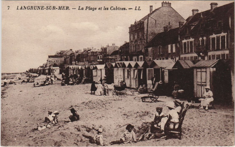 Carte postale ancienne Langrune-sur-Mer La Plage et les Cabines à Langrune-sur-Mer