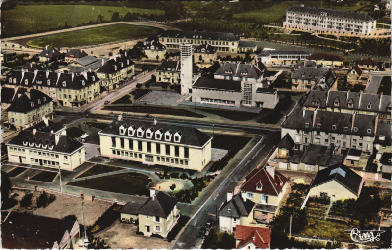 Carte postale ancienne Villers-Bocage Vue Aerienne - La Mairie et l'Eglise à Villers-Bocage