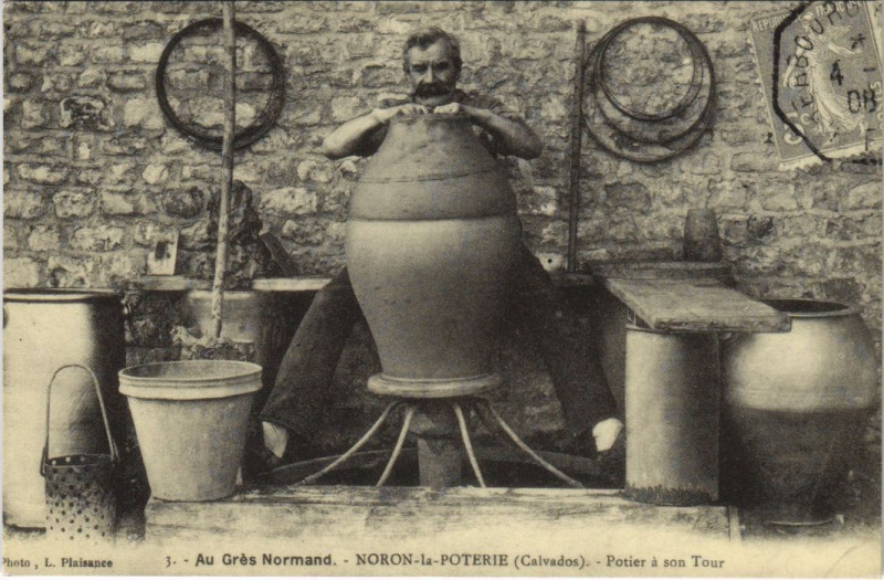 Carte postale ancienne Noron-la-Poterie Potier a Son Tour - Reprint - Au Gres Normand à Noron-la-Poterie