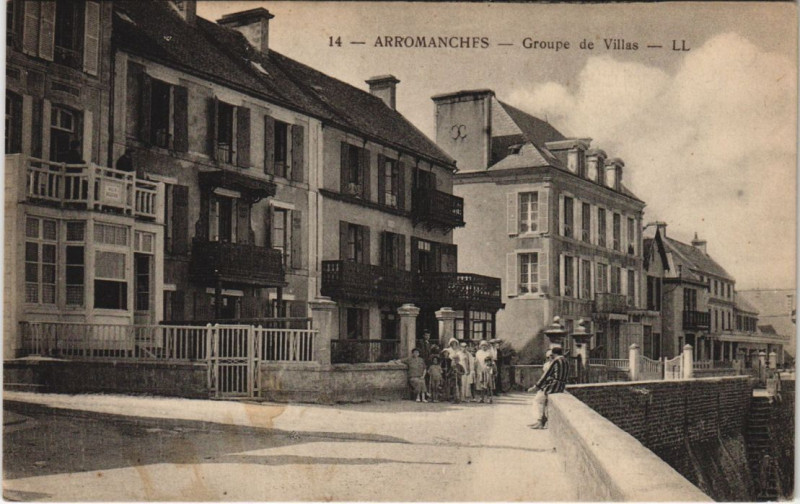 Carte postale ancienne Arromanches Groupe de Villas