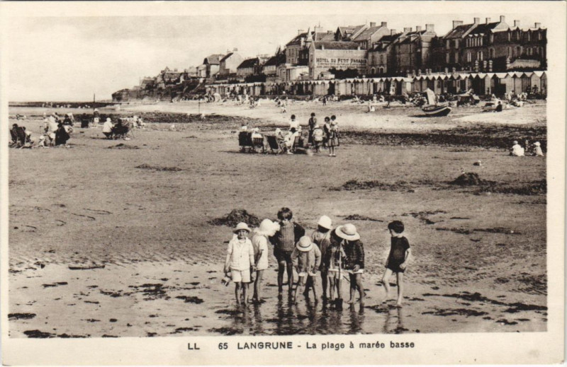 Carte postale ancienne Langrune-sur-Mer La Plage a Maree Basse à Langrune-sur-Mer