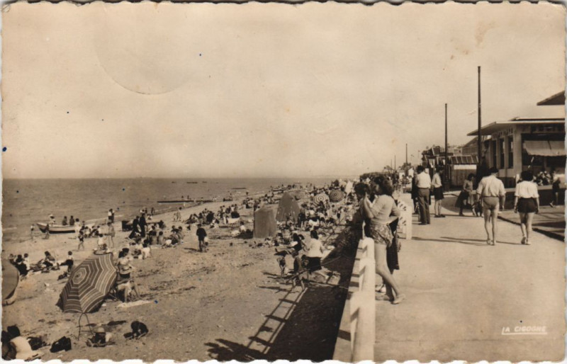 Carte postale ancienne Luc-sur-Mer La Digue à Luc-sur-Mer