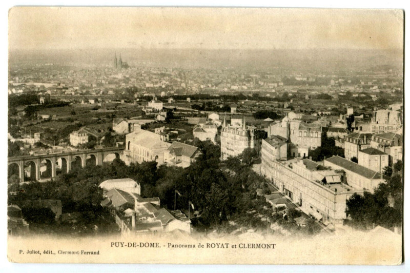 Carte postale ancienne Puy-de-Dôme Panorama de Royat et Clermont à Royat