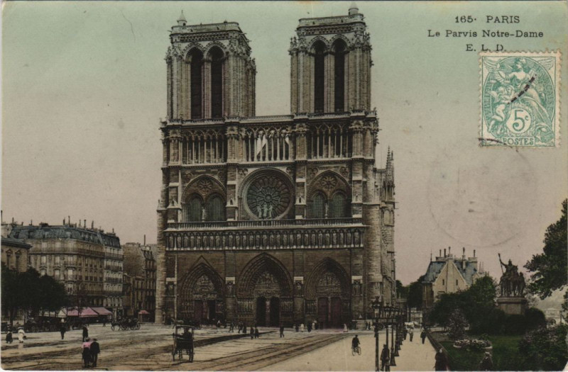 Carte postale ancienne Paris 4e Parvis Notre-Dame à Paris 4e