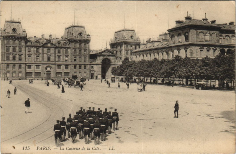 Carte postale ancienne Paris 4e Caserne de la Cite à Paris 4e