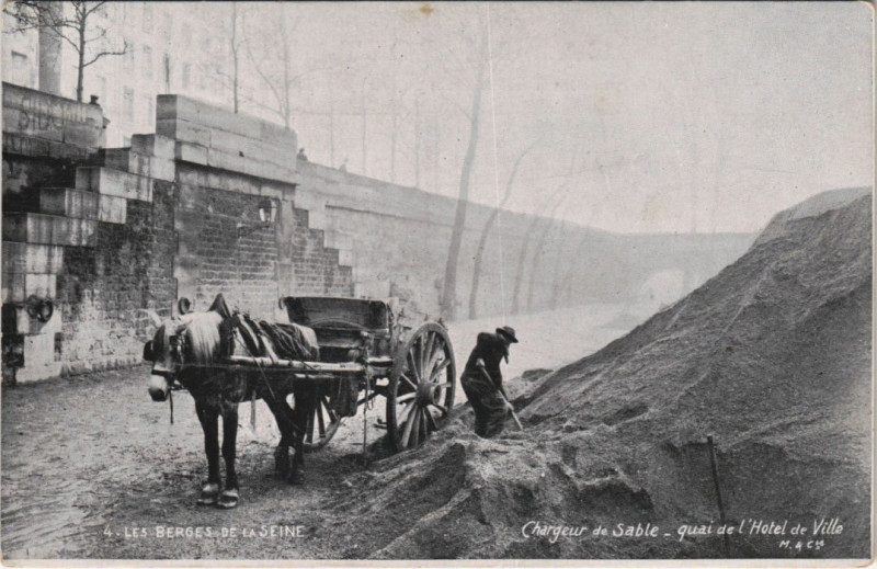 Carte postale ancienne Paris 4e Berges de la Seine Chargeur de Sable à Paris 4e