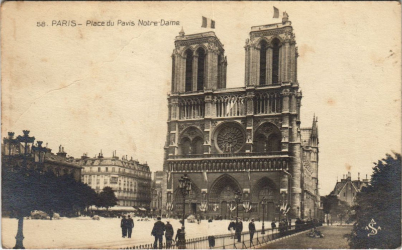 Carte postale ancienne Paris 4e Place du Parvis Notre-Dame à Paris 4e