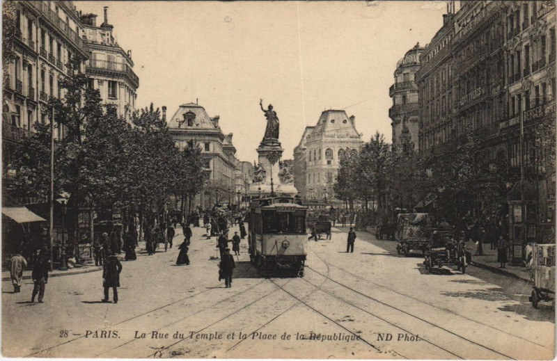 Carte postale ancienne Paris 3e Rue du Temple Place de la Republique à Paris 3e