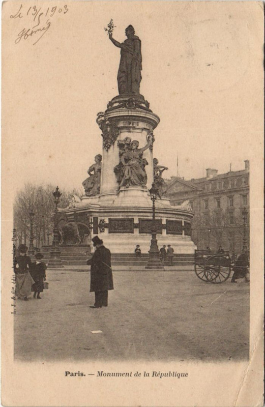 Carte postale ancienne Paris 4e Monument de la Republique à Paris 4e