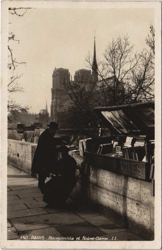 Carte postale ancienne Paris 4e Bouquiniste et Notre-Dame à Paris 4e