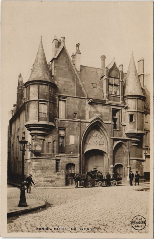 Carte postale ancienne Paris 4e Hotel de Sens à Paris 4e