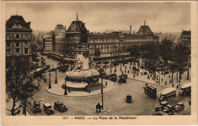 Carte postale ancienne Paris 4e Place de la Republique à Paris 4e