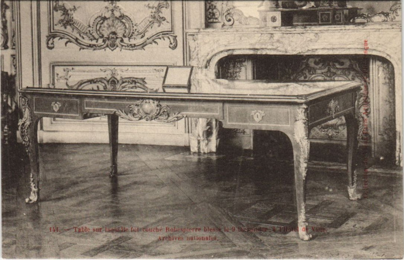Carte postale ancienne Paris 3e Archives Nationales Table à Paris 3e