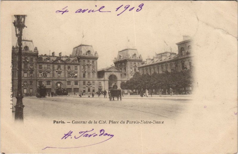 Carte postale ancienne Paris 4e Caserne de la Cite Parvis Notre-Dame à Paris 4e