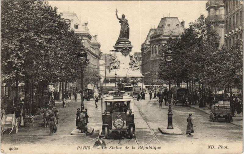 Carte postale ancienne Paris 4e Statue de la Republique à Paris 4e