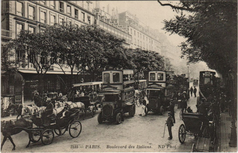 Carte postale ancienne Paris 2e Boulevard des Italiens à Paris 2e