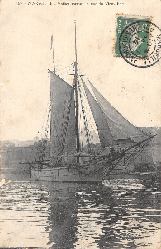 Carte postale ancienne Marseille Voilier Sortant Le Soir Du Vieux Port à Marseille