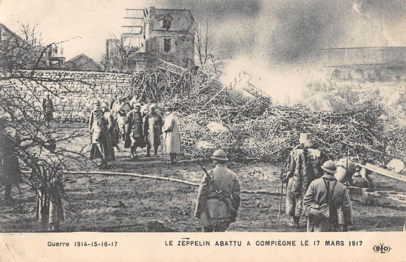 Carte postale ancienne Le Zeppelin Abattu A Compiegne Le 17 Mars 1917