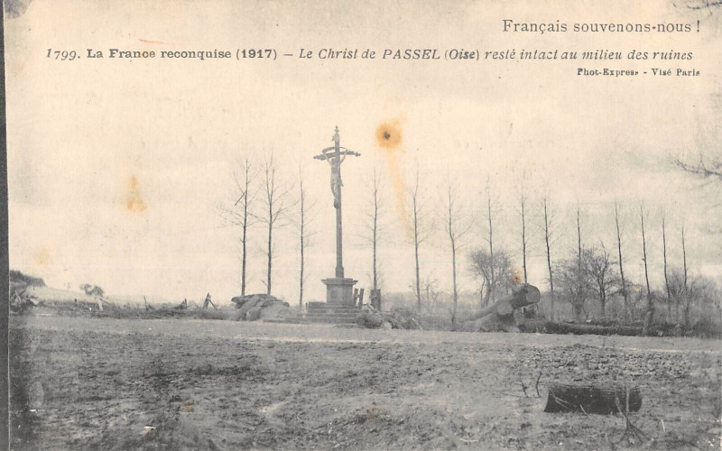 Carte postale ancienne Le Christ De Passel Reste Intact Au Milieu Des Ruines à Passel