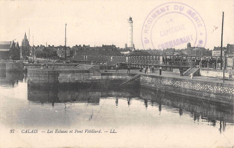 Carte postale ancienne Calais Les Ecluses Et Pont Vetillard à Calais