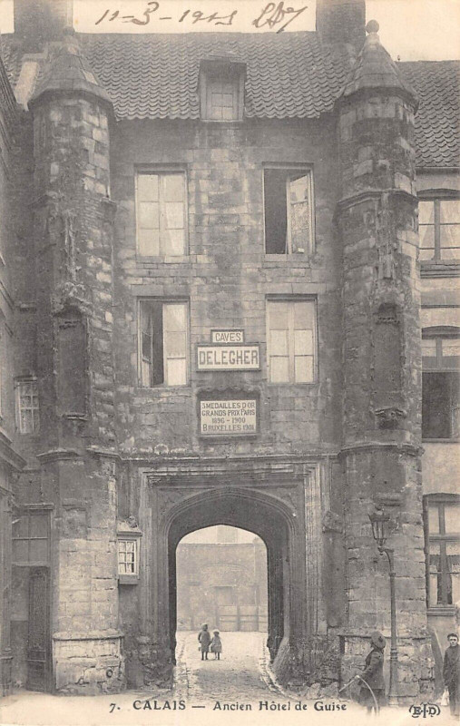 Carte postale ancienne Calais Ancien Hotel De Guise à Calais