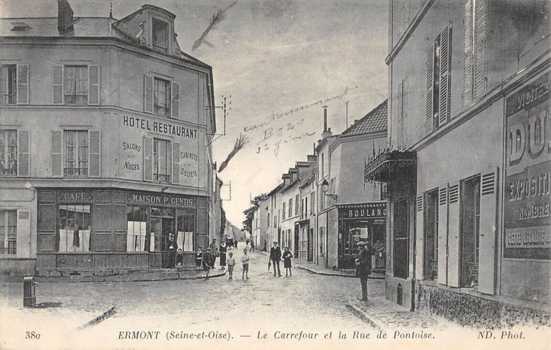 Carte postale ancienne Ermont Le Carrefour Et Rue De Pontoise à Ermont