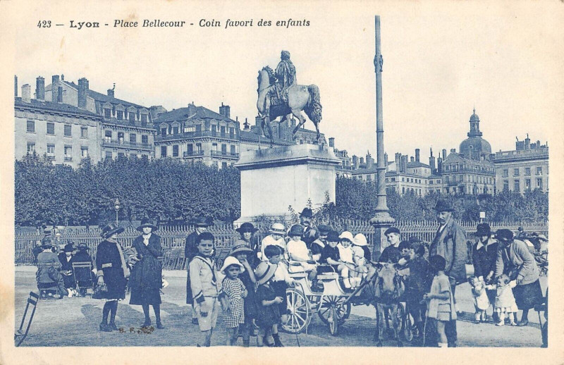 Carte postale ancienne Lyon Place Bellecour Coin Favori Des Enfants à Lyon