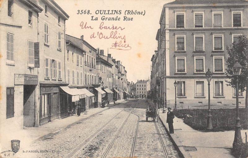 Carte postale ancienne Oullins La Grande Rue à Oullins