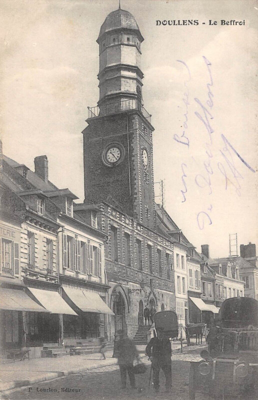Carte postale ancienne Doullens Le Beffroi à Doullens